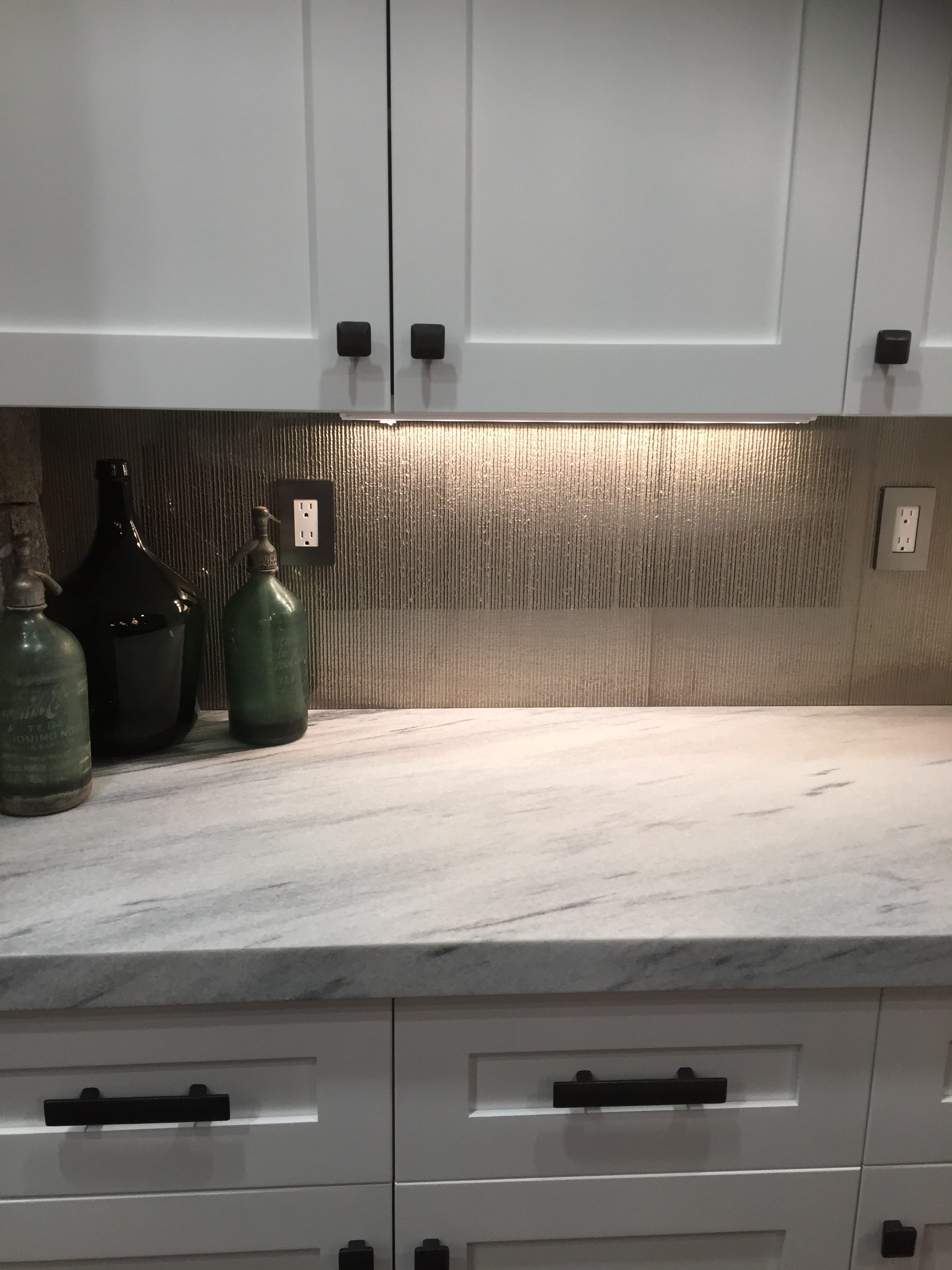 Quartzite Countertop With Glass Backsplash Tile Stone Techniques