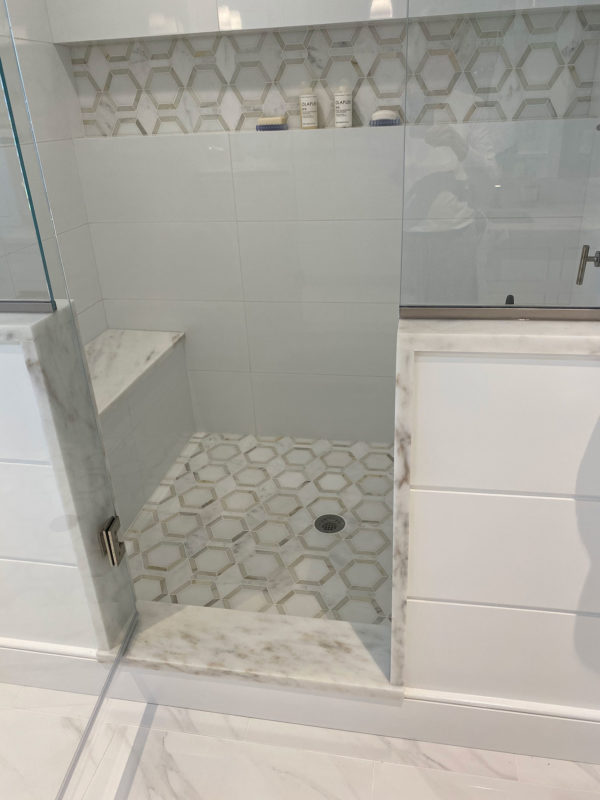 Large White Gloss Subway Tile with Metro Hex Mosaic in Calcatta Gold