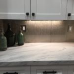 quartzite-countertop-with-glass-backsplash