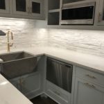 white-ledgerstone-backsplash-with-quartz-countertops
